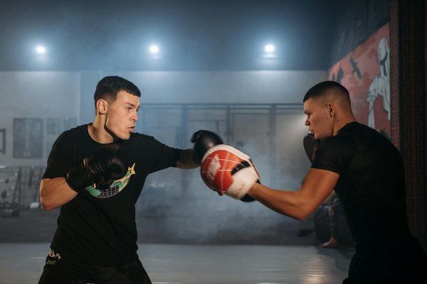 Coup de pied VS coup de poing : Quelle est la meilleure stratégie en combat?